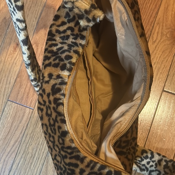 Plushy leopard print shoulder bag with hand pockets. Inside zipper as well. - Picture 3 of 4